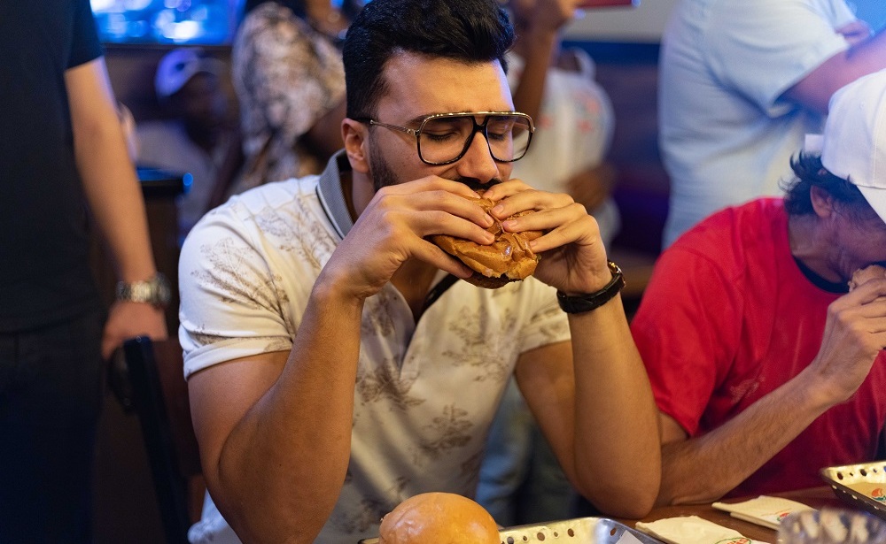 Chili’s Celebrates 25 Years in Egypt with Epic Burger-Eating Contest