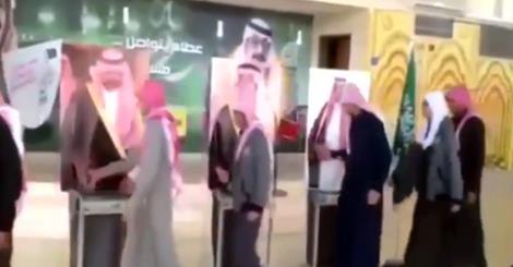 Why Are Saudis Shaking the Hands of Cardboard Cut-Outs?