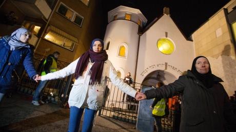1000 Muslims Form Human Shield Around Oslo Synagogue
