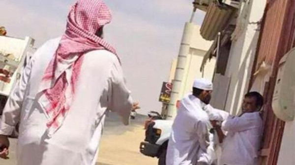 VIDEO: Saudi Man Attacks Expat Worker