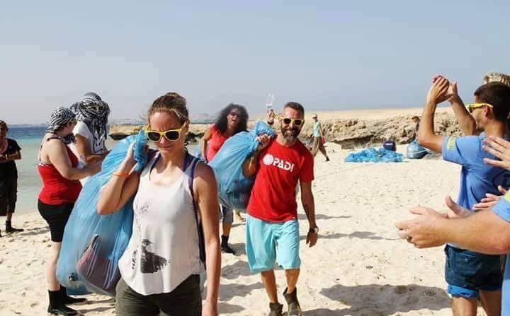 UPDATE: Foreigners in Egypt Clean Up the Litter-Ridden Hurghada Beaches