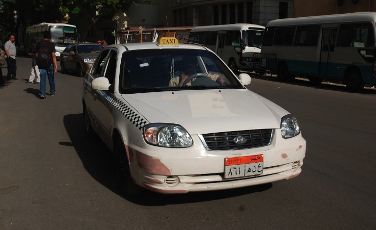 Governor of Cairo Approves a Raise in the White Taxi Tariff