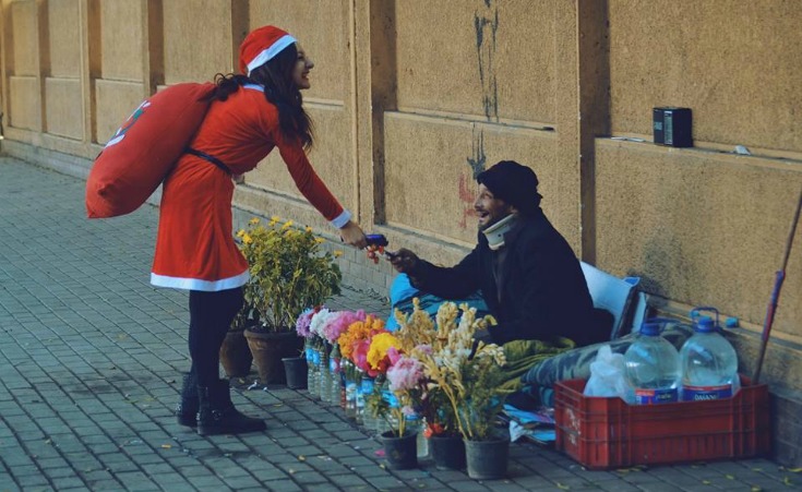 This Egyptian Girl Dressed Up as Santa for Christmas and Handed Out Gifts on the Streets